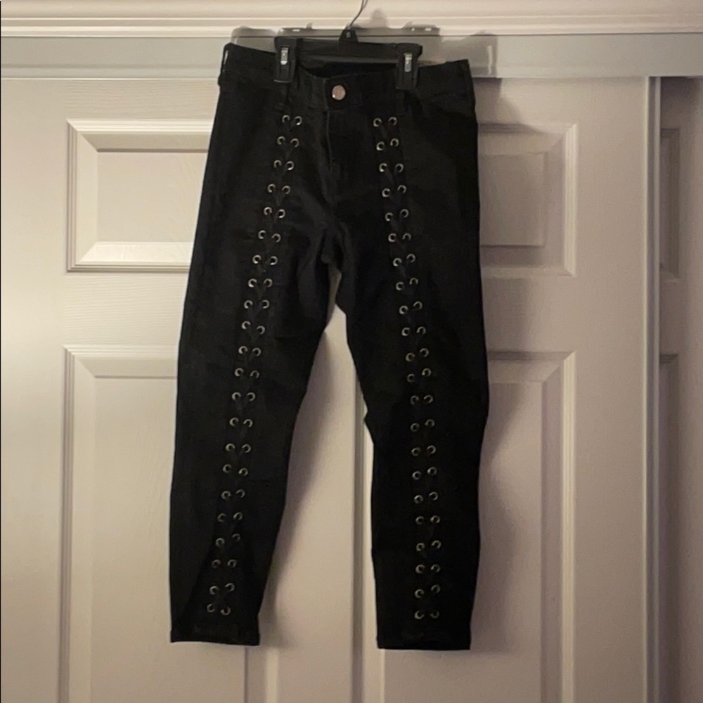 Mid Rise lace-up look jeans.